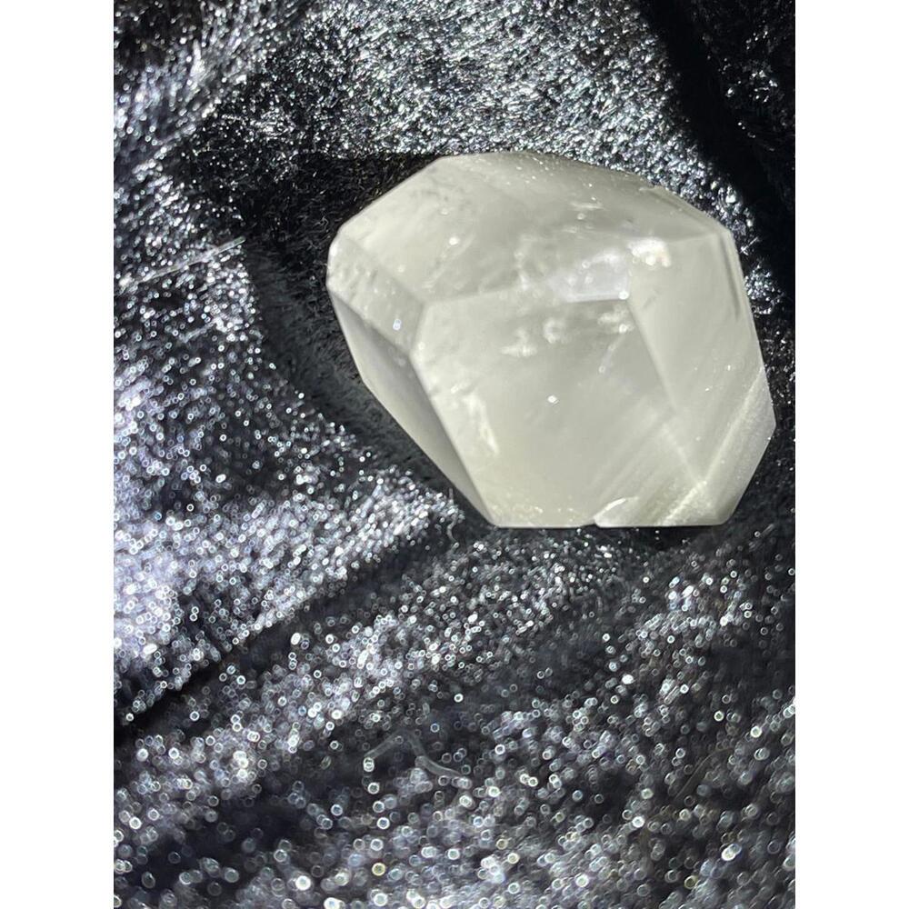 4.  Inclusion Quartz - Picture 3 of 4
